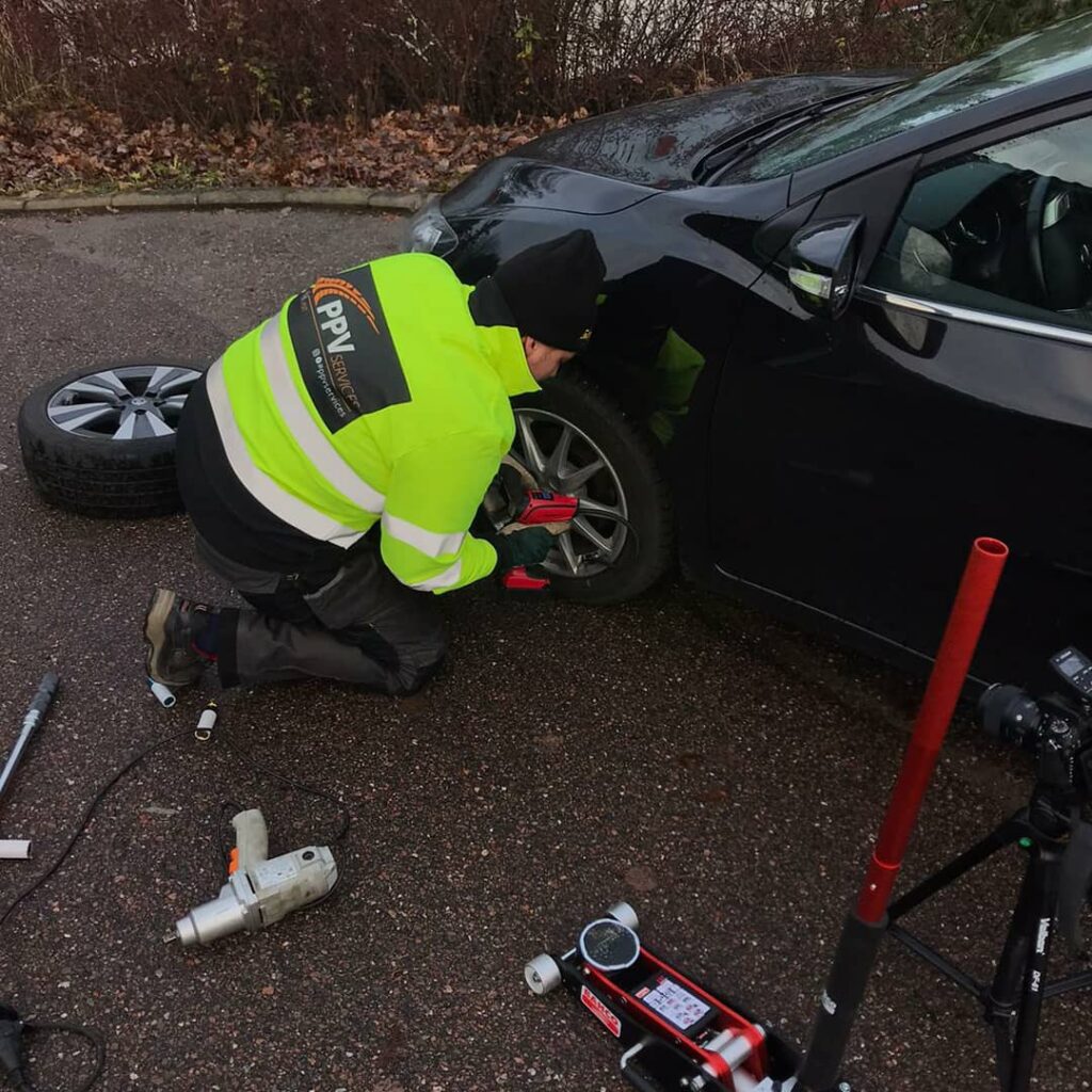 Renkaavaihto asiakkaan pihassa